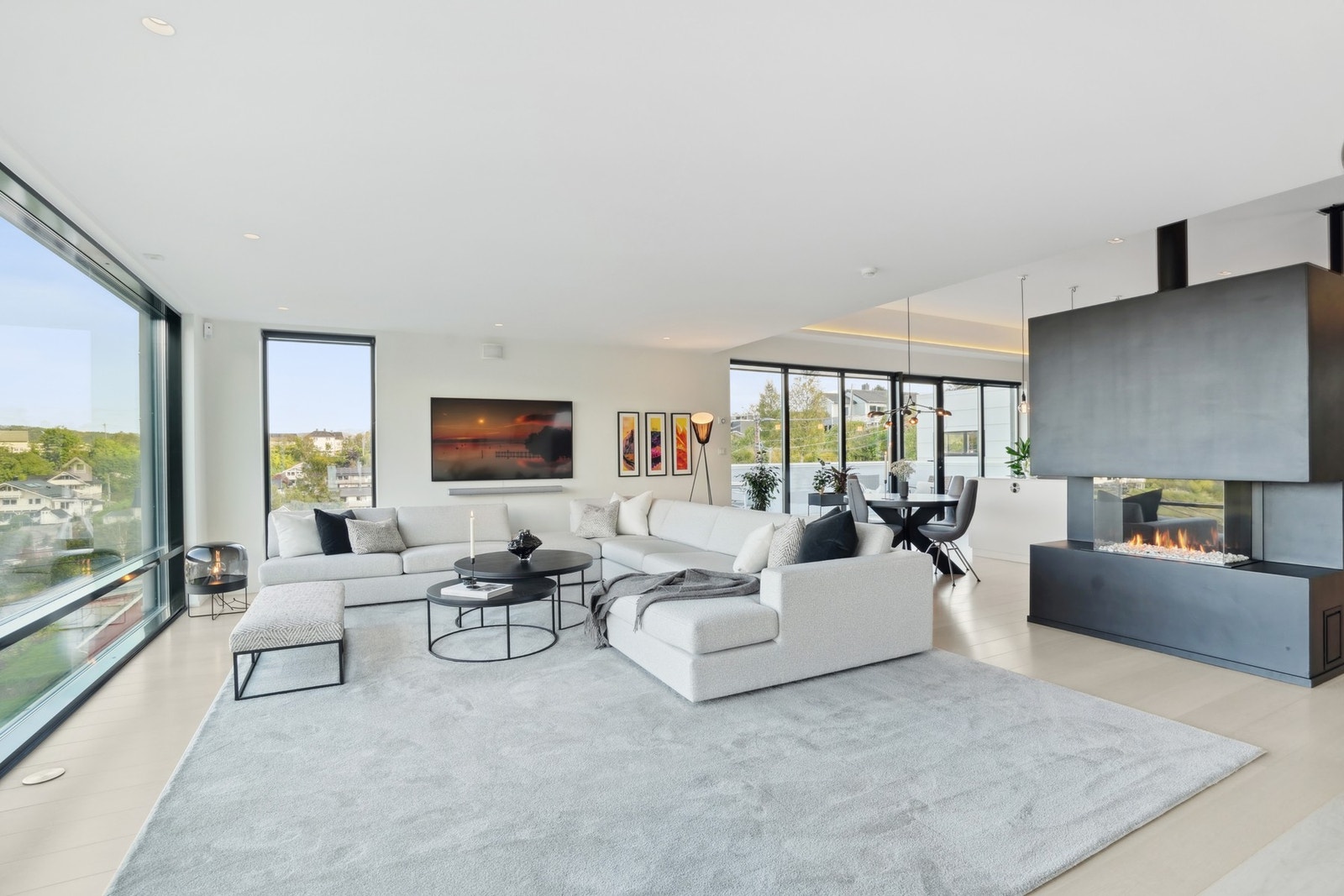 Vinduer i flere retninger skaper mye naturlig lys og gjør det mulig å nyte den fine utsikten fra store deler av stue og kjøkken. Galleribilde