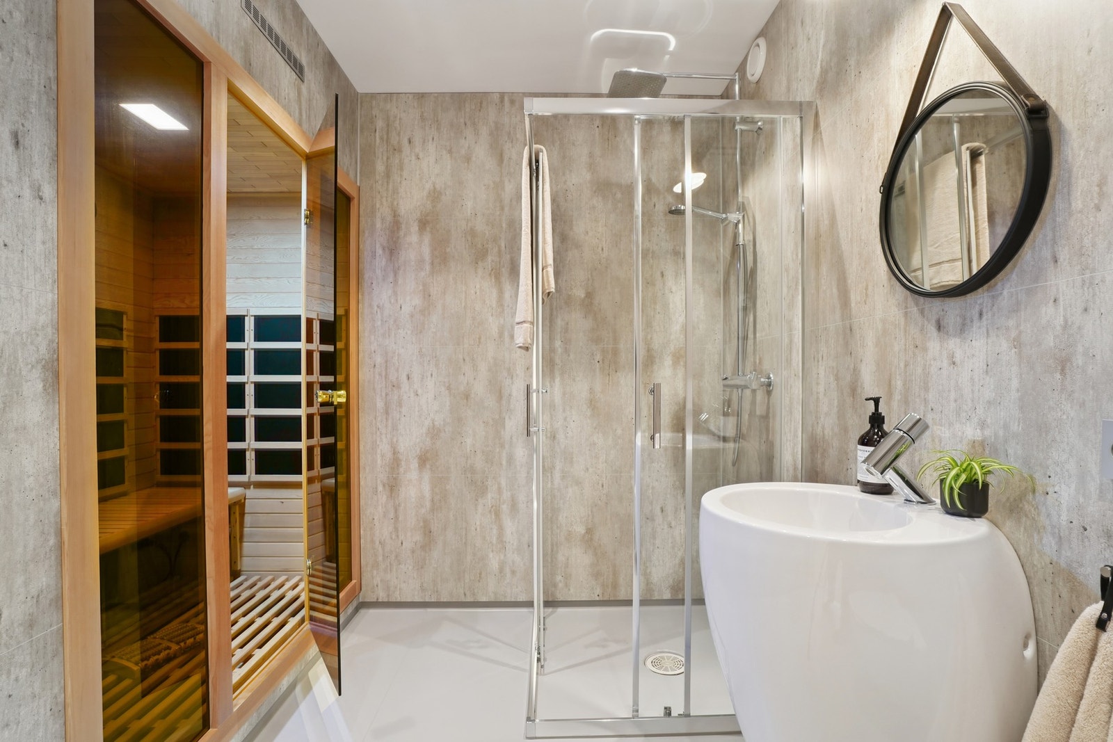 Badet er utstyrt med servant, vegghengt toalett og dusjnisje. Det er videre montert inn en badstu-modul i badet. Galleribilde