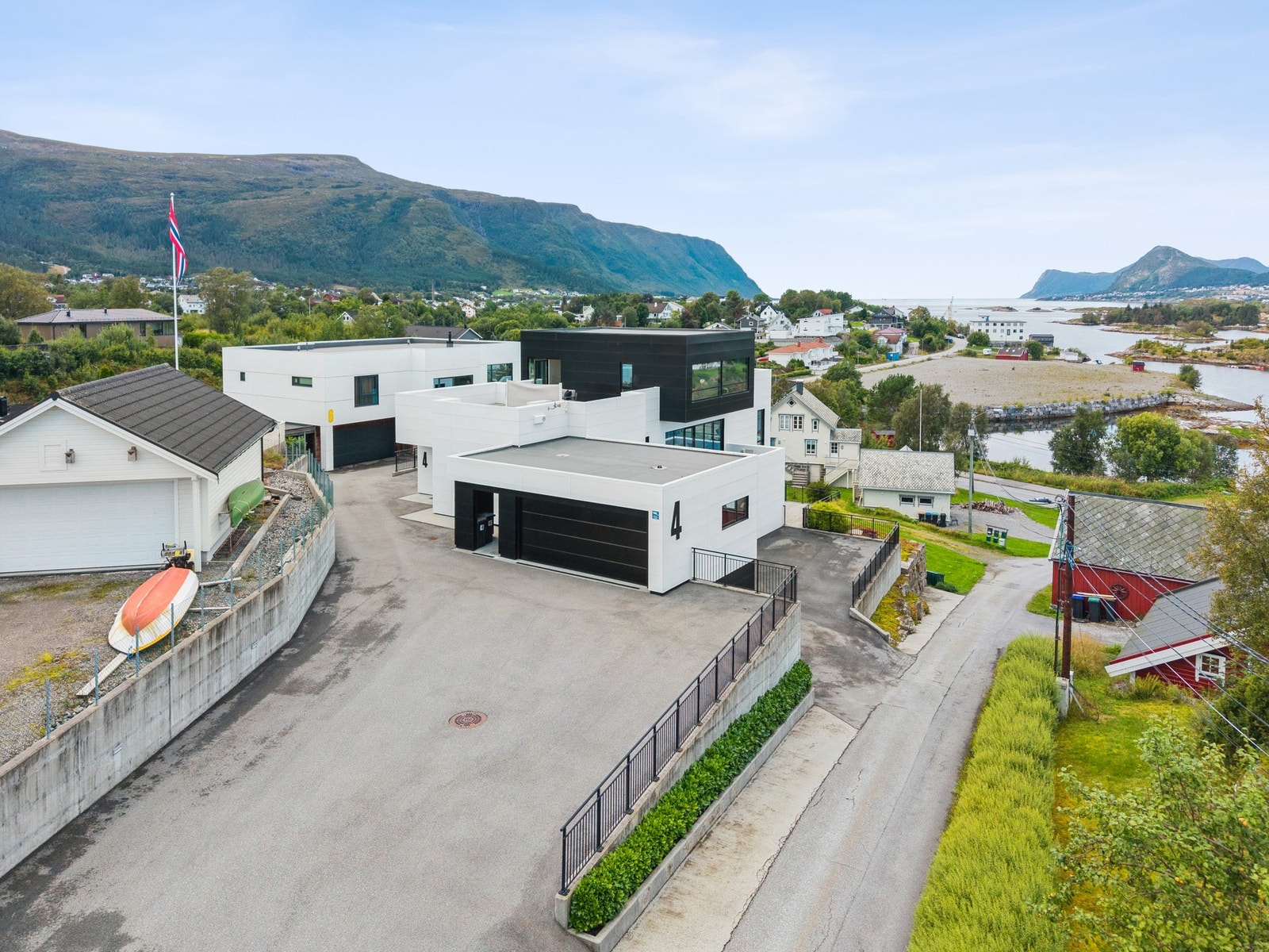 Det er god plass til parkering både i asfaltert innkjørsel og i dobbel garasje. Galleribilde