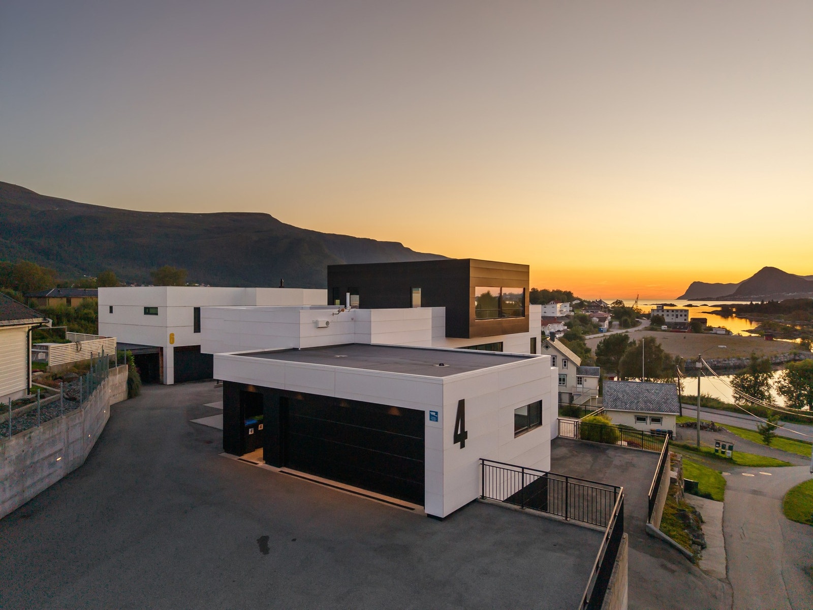 Boligen holder meget god standard og har en fantastisk flott beliggenhet med fri utsikt mot Breisundet. Galleribilde