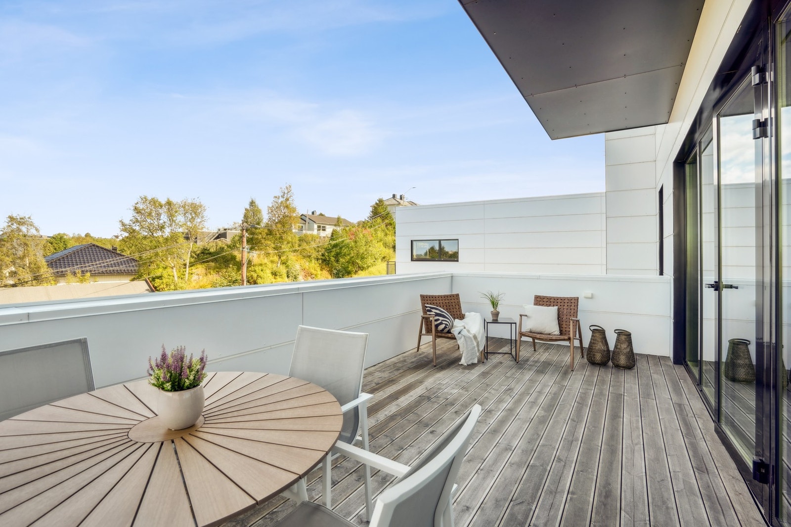 Direkte adkomst fra kjøkkenet via store skyvedører som gir en luftig og sømløs overgang mellom inne- og uteområdet. Galleribilde