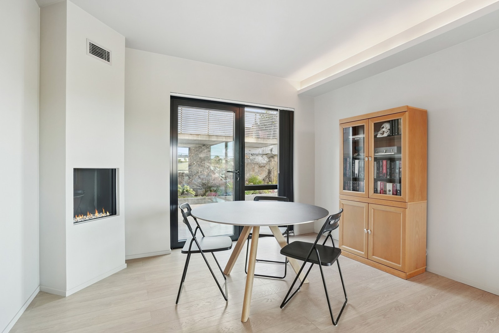 Det er plass til møblering av spisebord på stuen. Utgang til en vestvendt veranda. Galleribilde