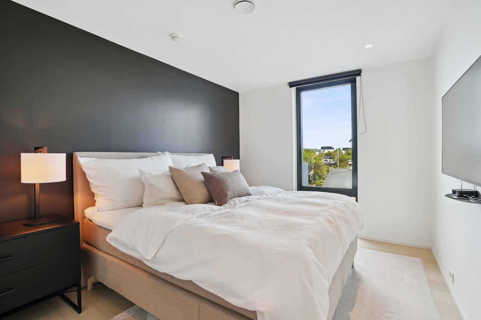 Soverommet har direkte tilgang til en romslig walk-in garderobe med god plass til klær, sko og tilbehør. Galleribilde