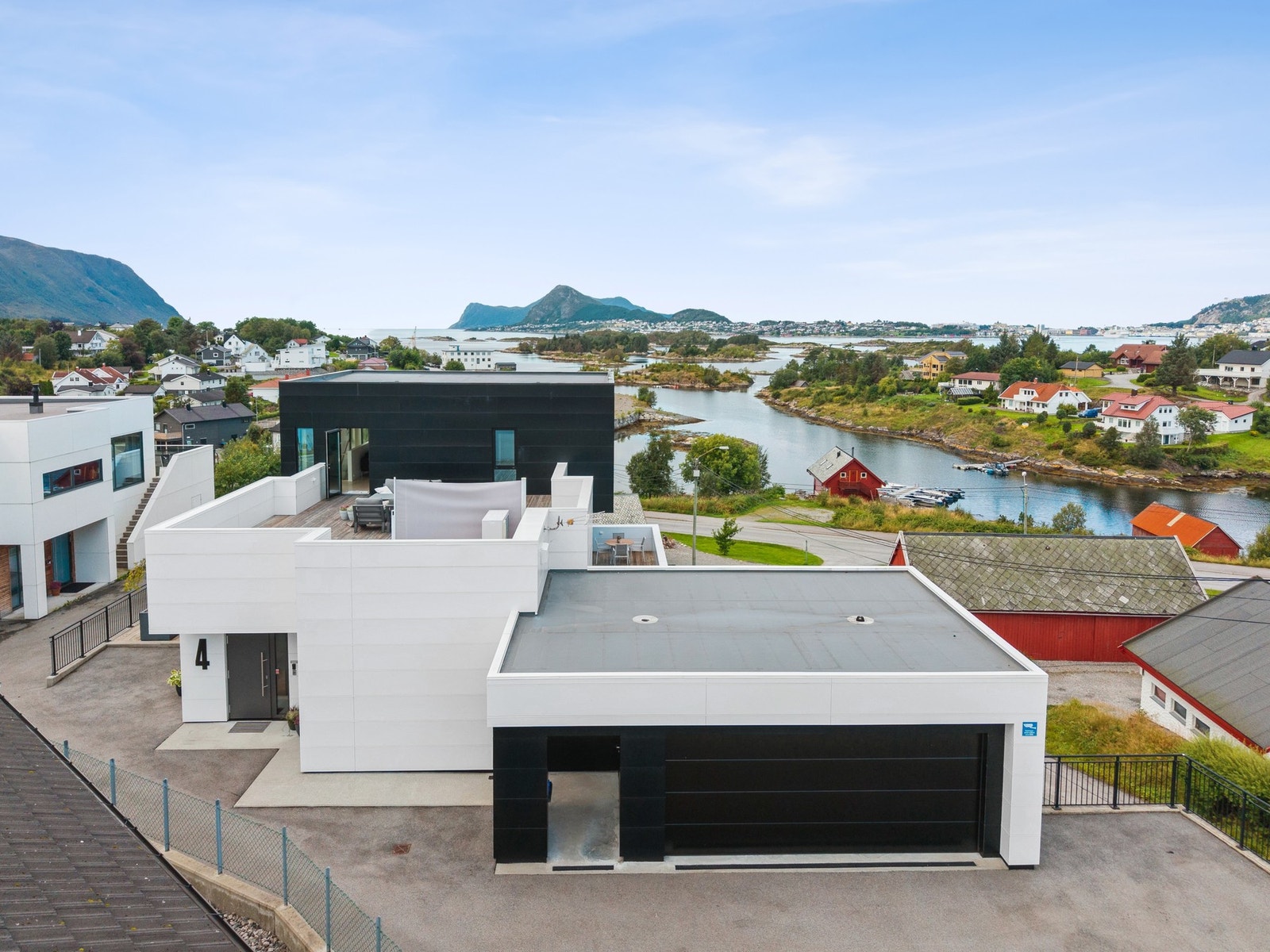Boligen har en attraktiv plassering med spektakulær utsikt mot Sulafjellet, Hessafjorden, Breisundet. Sukkertoppen, Godøfjellet og Borgundfjorden.. Galleribilde