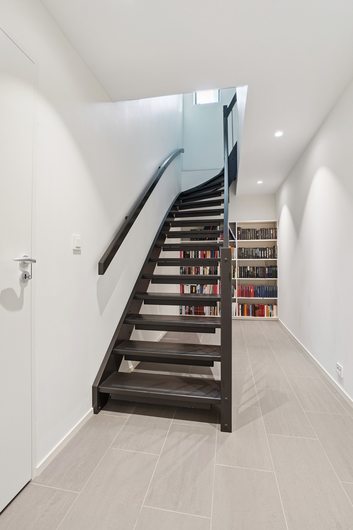 Gang m/hall og tilkomst til bod. Galleribilde