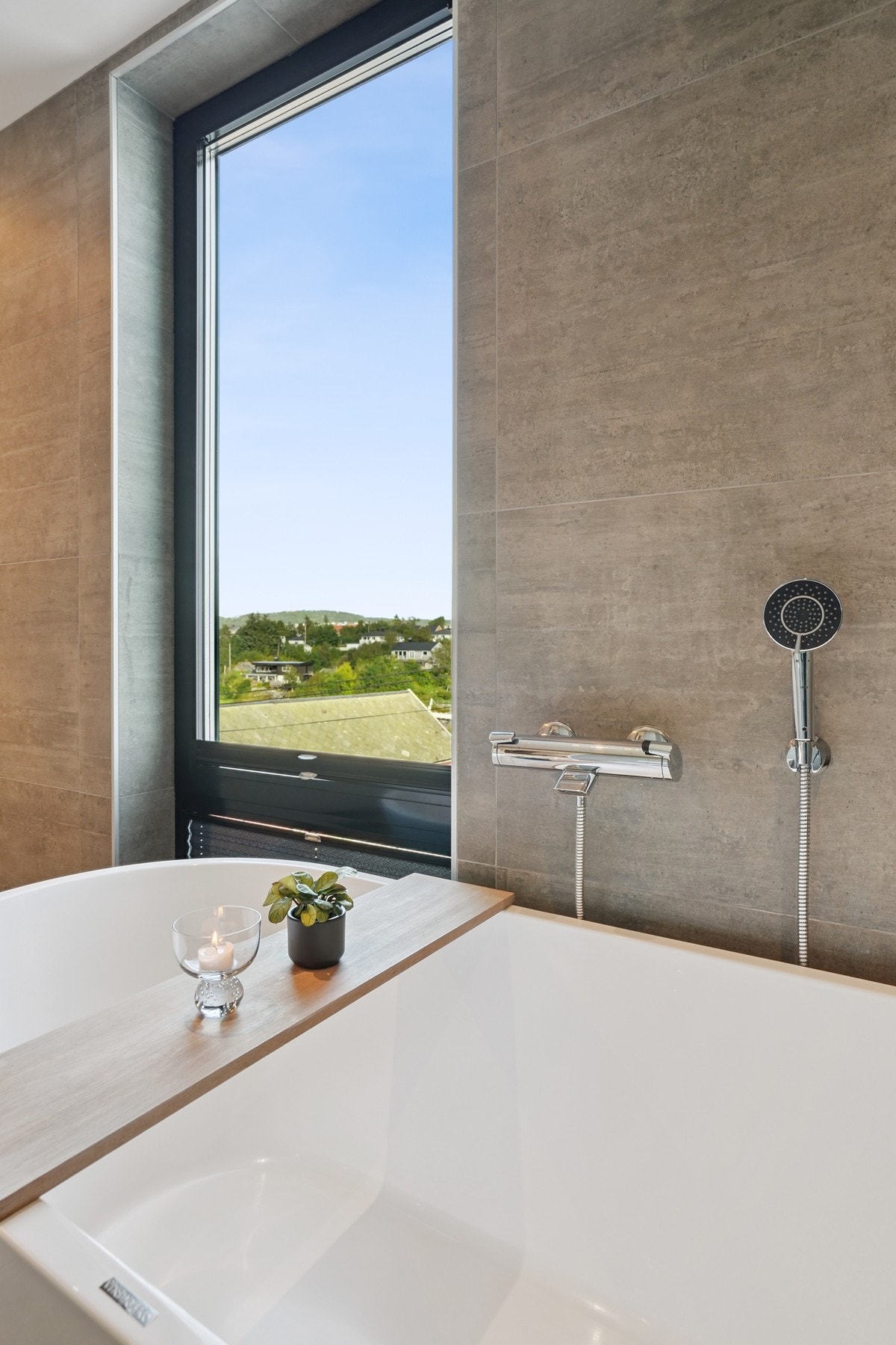 Vinduet slipper inn naturlig lys på badet. Galleribilde