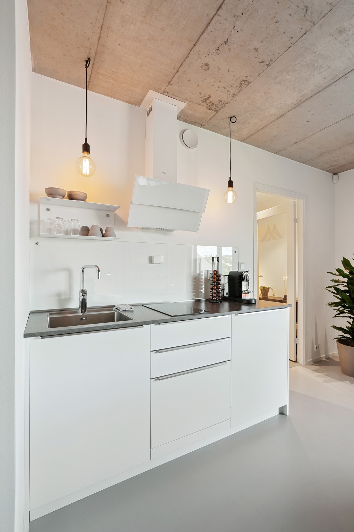 Kjøkkeninnredning med hvite glatte fronter. Laminat benkeplate. Galleribilde