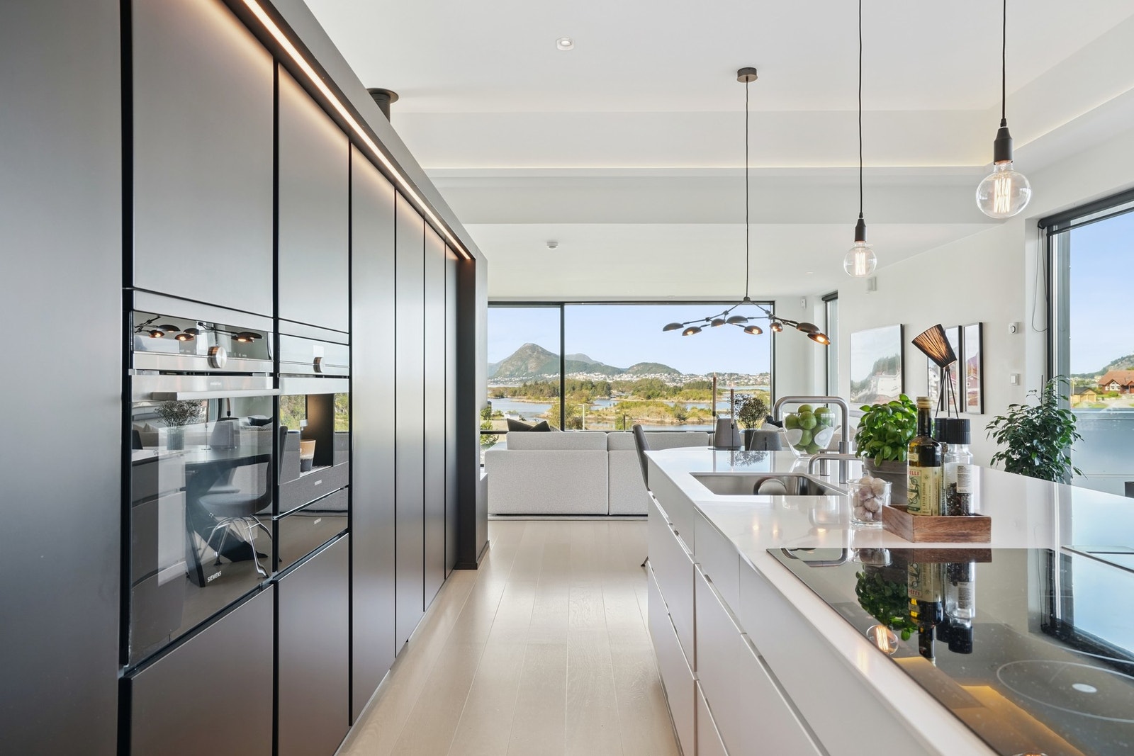 Det er velutstyrt med god skap- og benkeplass. Innfelt belysning i innredningen. Galleribilde