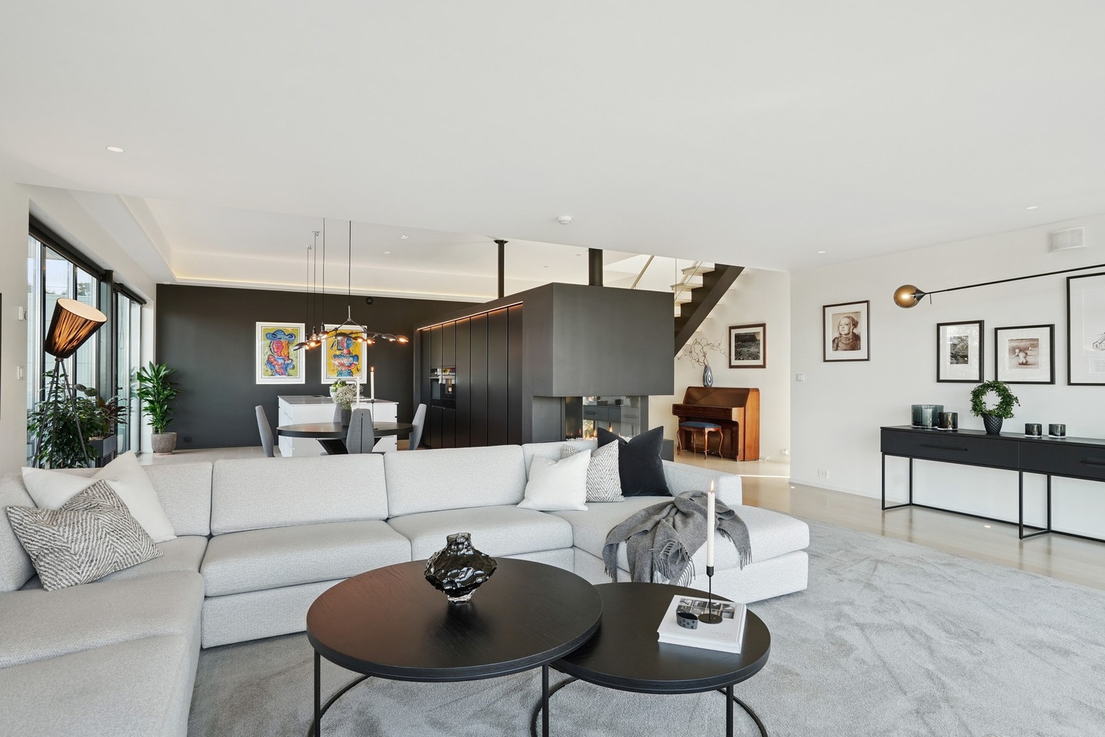 Stuen og kjøkkenet ligger i åpen løsning, og har en romslig utforming med plass for både spisestuemøbler og sofagruppe. Galleribilde