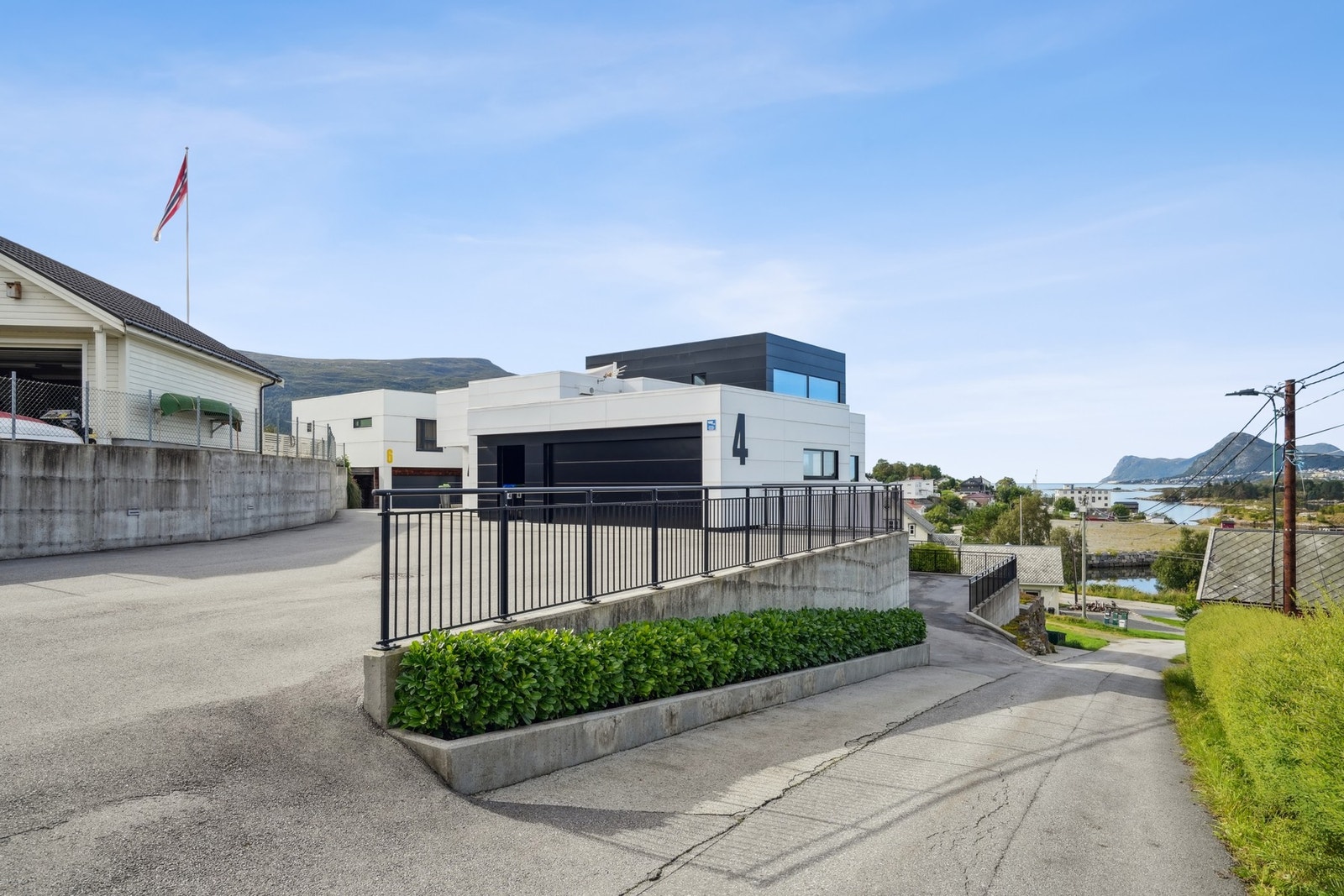 Beplantningen på eiendommen er utført av anleggsgartner i fra Lykkehagen. Galleribilde