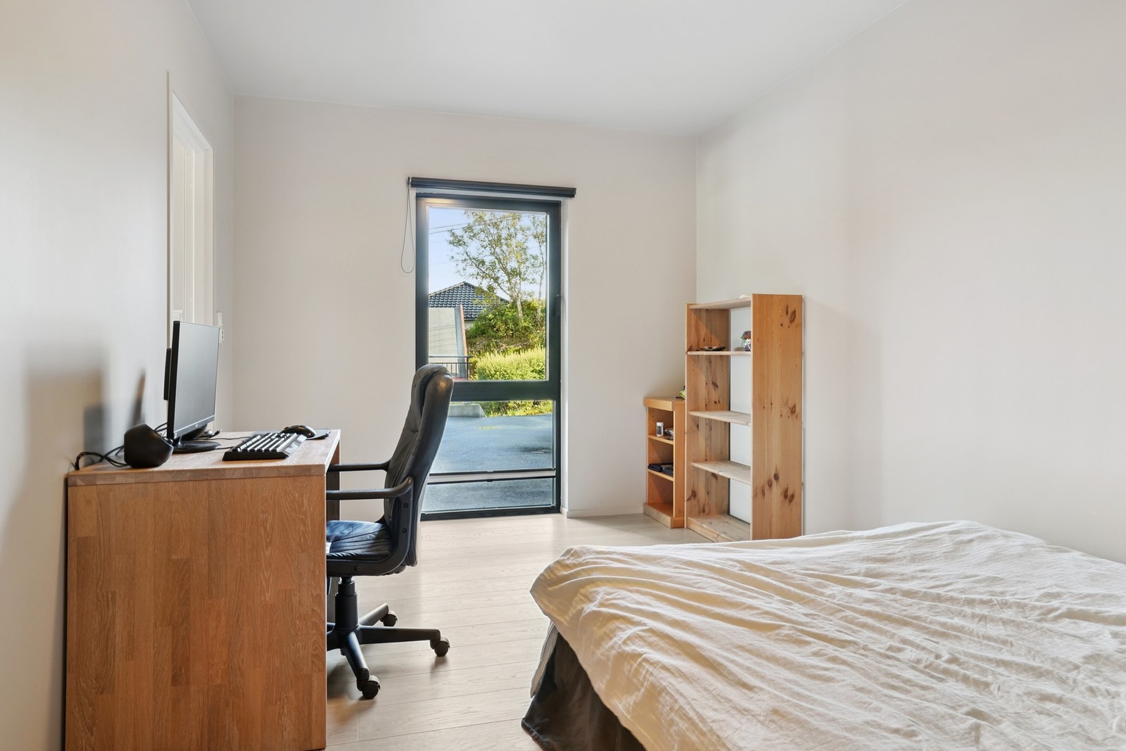 Leiligheten har 2 soverom. Hovedsoverom med plass til dobbeltseng og nattbord. Galleribilde