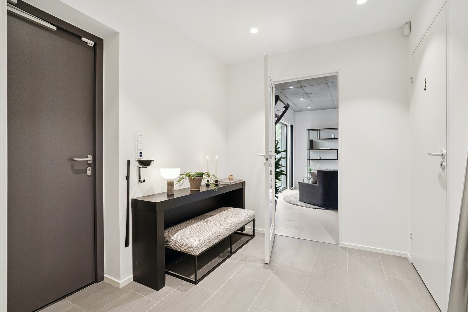 Entréen til hybelen. Pent flislagt med gulvvarme. Galleribilde