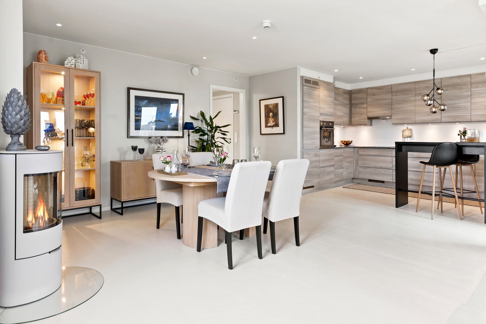 Innredningen fra Strai har elegante, beige fronter kombinert med en stor benkeplate i stein som gir både arbeidsplass og et eksklusivt preg. Galleribilde