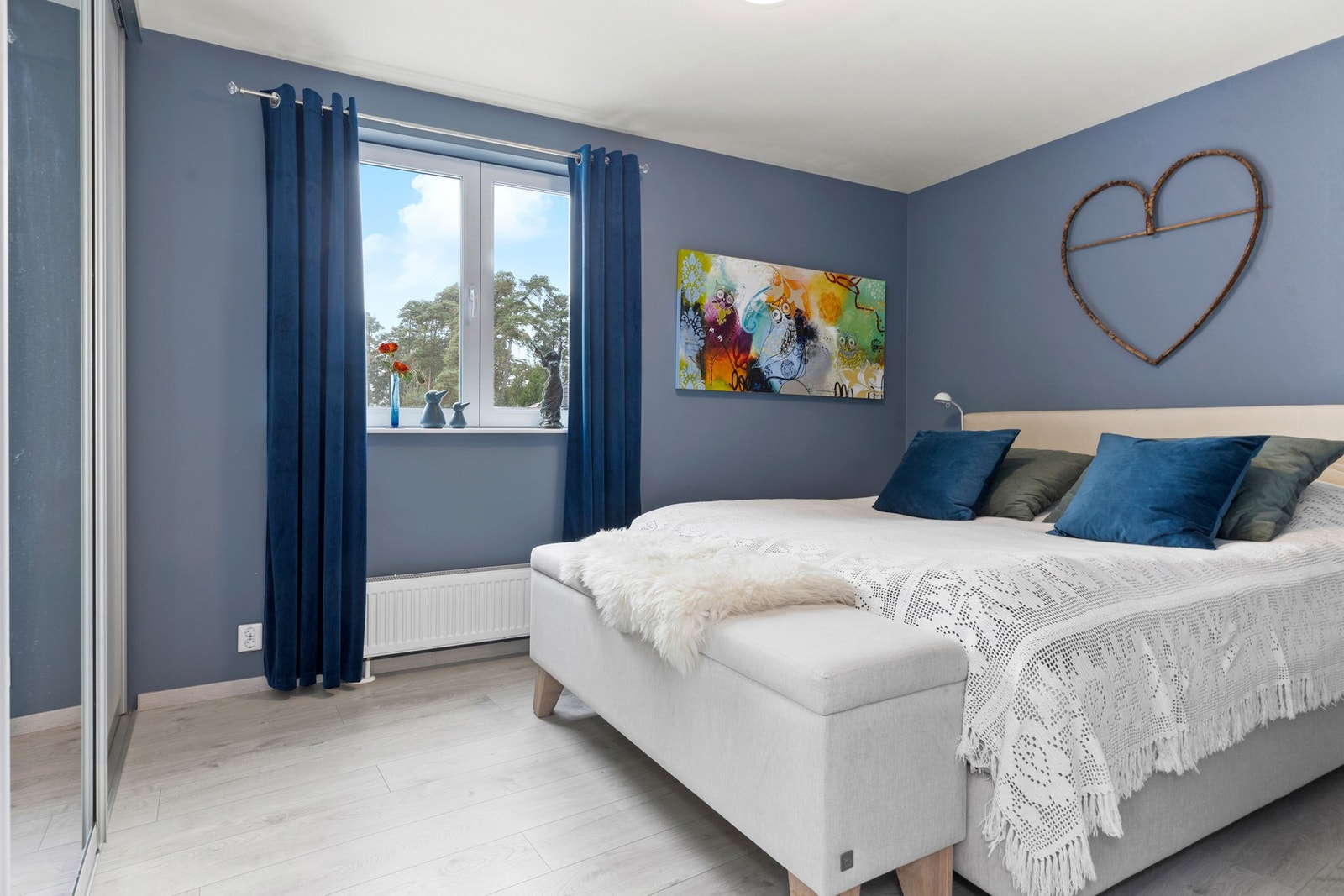 Rommet har praktisk skyvedørsgarderobe. Galleribilde