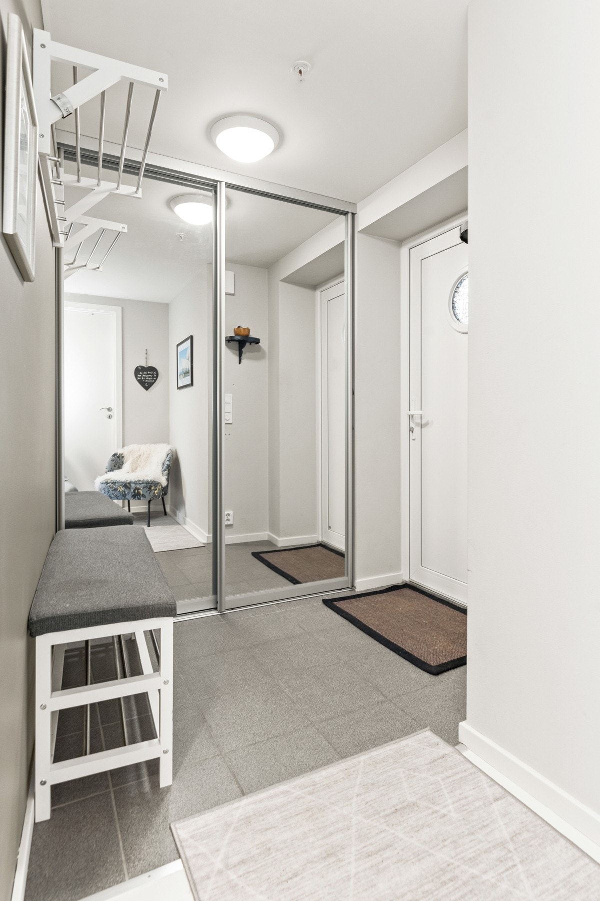 Gangen er flislagt og har varmekabler. Det er en romslig skyvedørsgarderobe med speil. Galleribilde