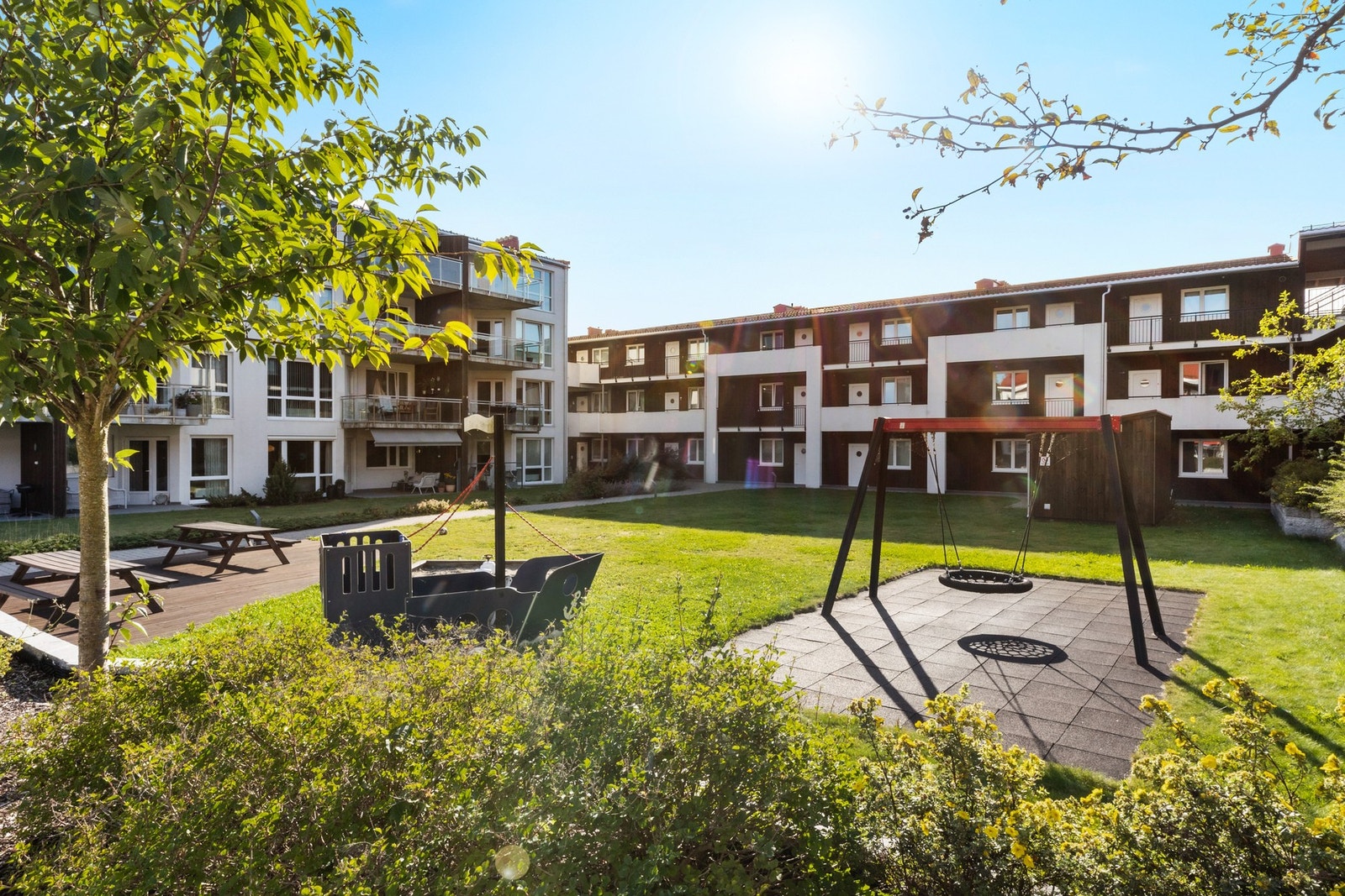 Blokken er bygget opp slik at det skaper et felles atrium mellom bebyggelsen. Galleribilde
