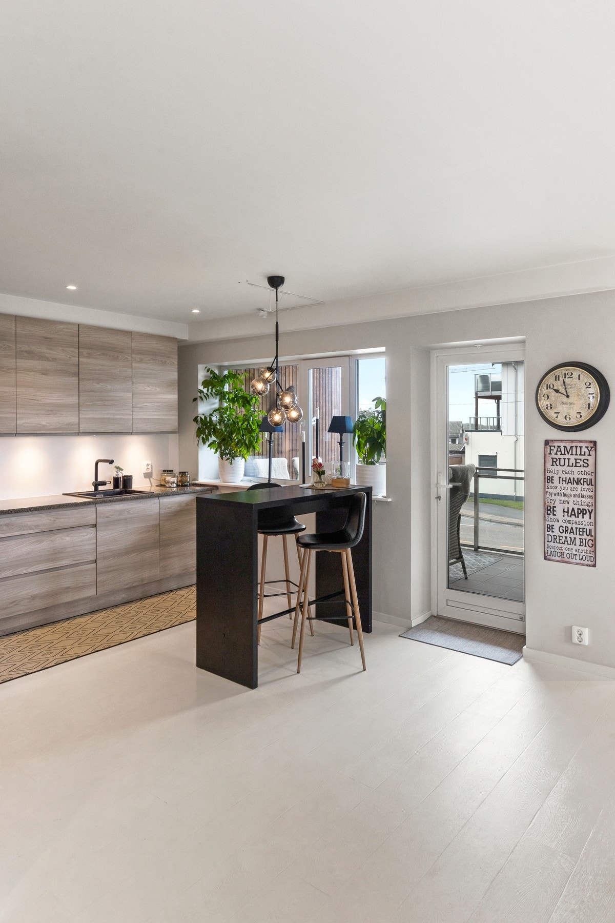 Mellom stue og kjøkken har du direkte utgang til en solrik balkong . Galleribilde