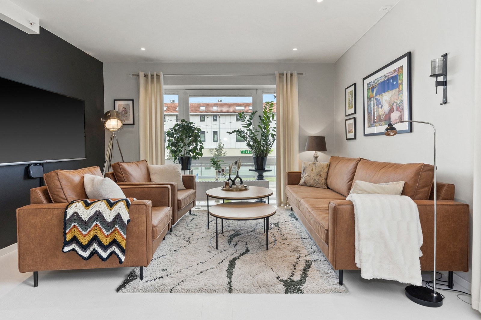 Rommet har direkte tilknytning til kjøkkenet og utgang til en balkong på ca. 9 m². Galleribilde