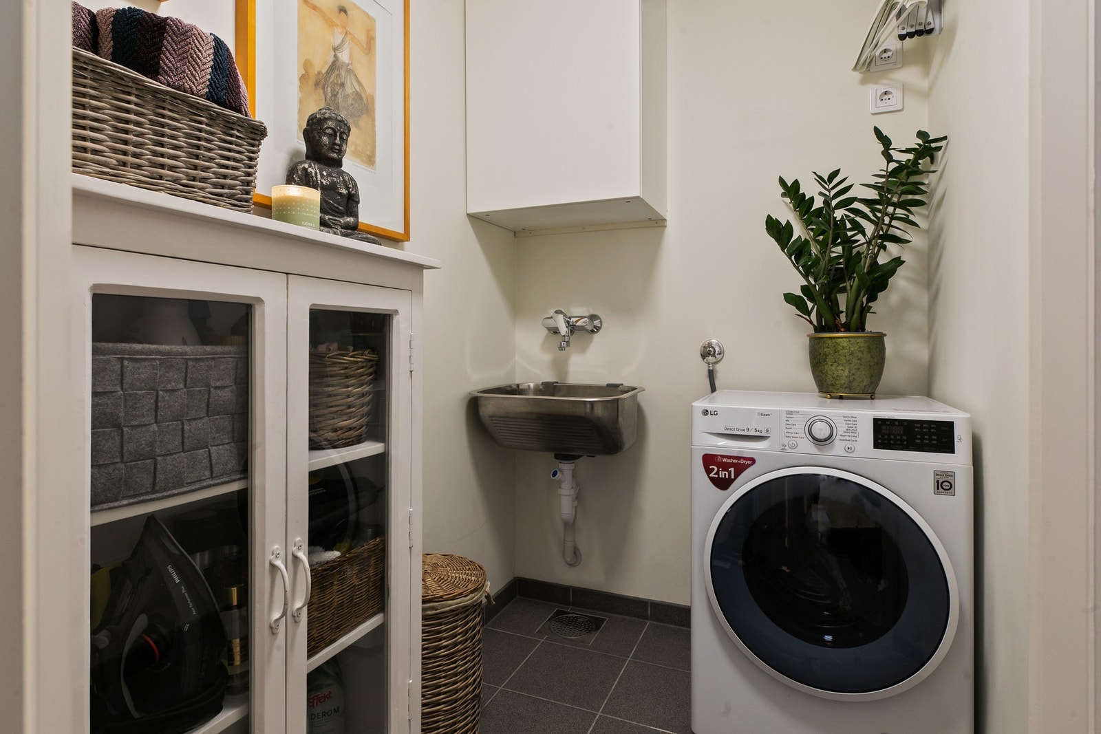 Leiligheten har også eget vaskerom med utslagsvask, opplegg for vaskemaskin og tørketrommel. Galleribilde