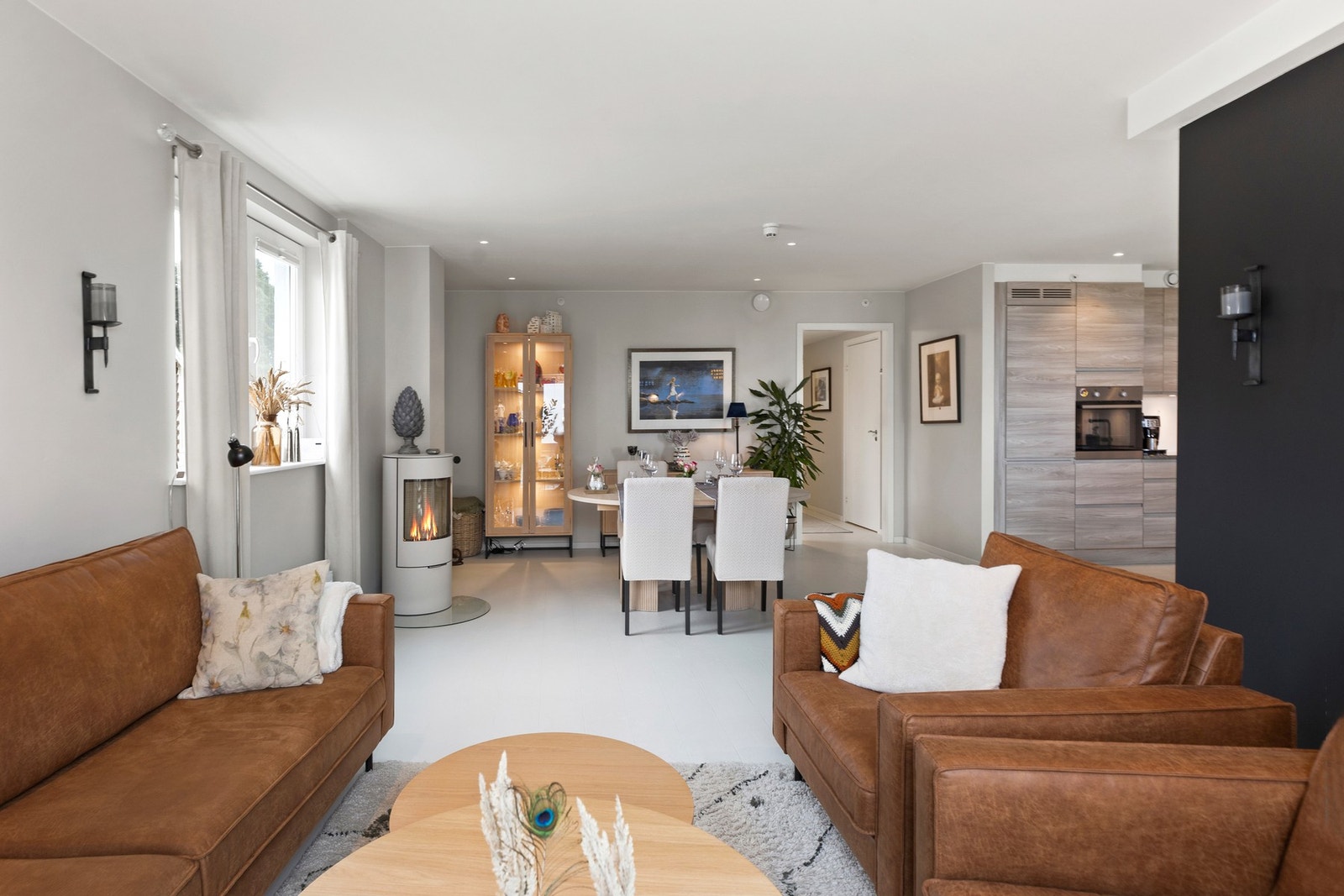 Stuen er leilighetens naturlige samlingspunkt, med store vindusflater som slipper inn rikelig med lys og gir en luftig atmosfære. Galleribilde