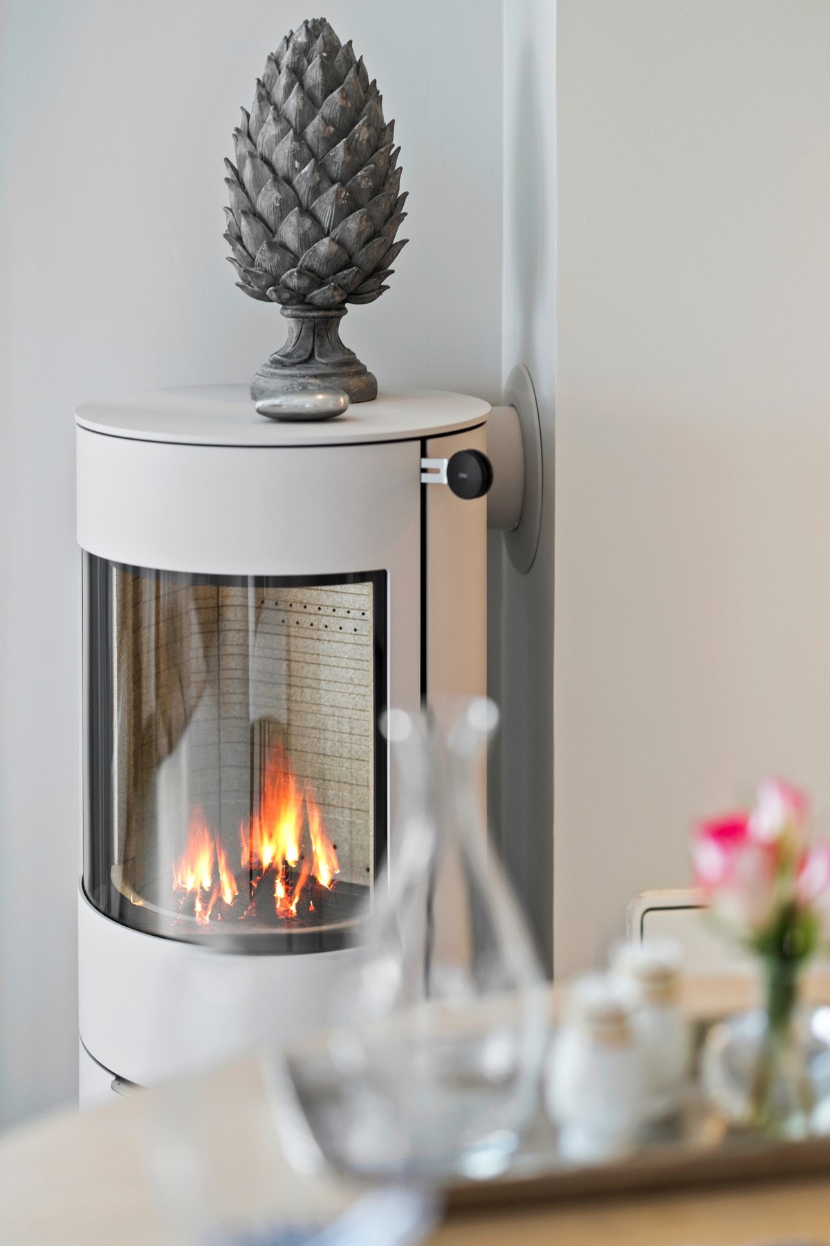 En moderne peisovn skaper stemning og varmer godt på kalde vinterdager. Galleribilde