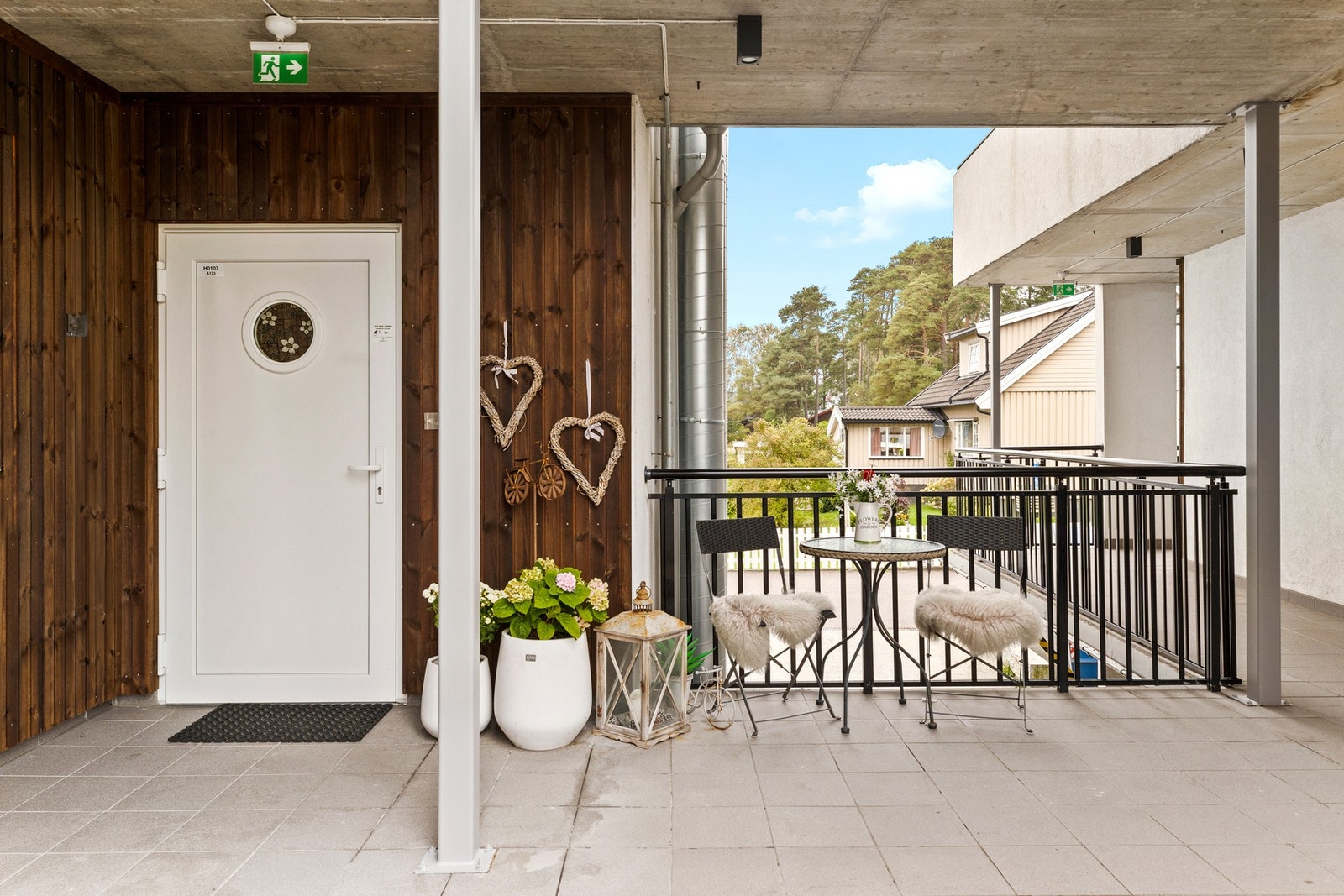 Inngangspartiet ligger usjenert til i svalgangen, slik at du slipper både innsyn og forbipasserende rett utenfor døren. Her får du en privat og rolig atmosfære allerede idet du kommer hjem. Galleribilde