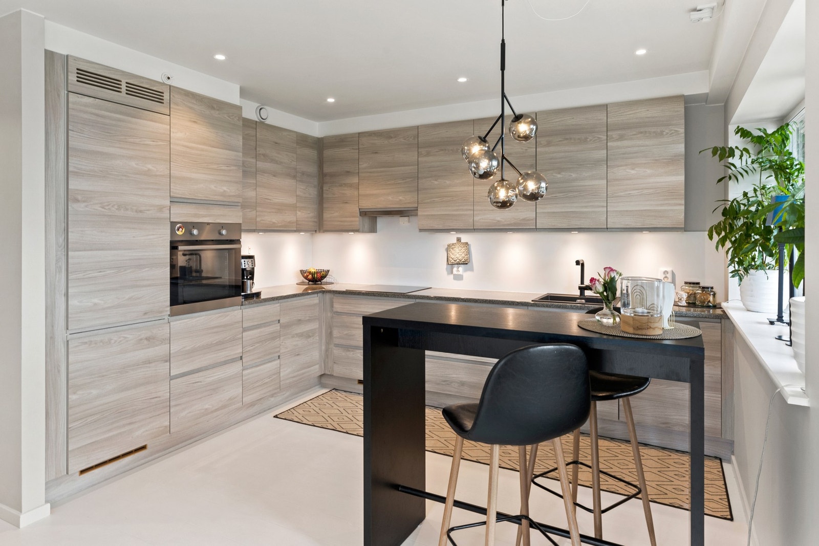 Boligen har tre soverom, bad, eget toalett og separat vaskerom - alt tilrettelagt for en praktisk hverdag. Galleribilde