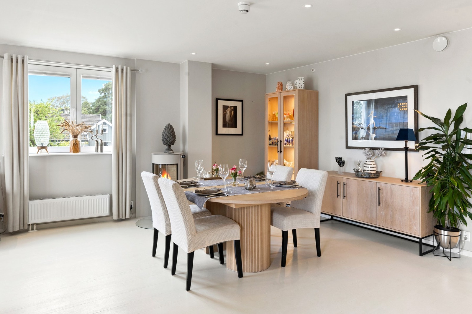 Det er god plass til sittegruppe og spisestue. Galleribilde