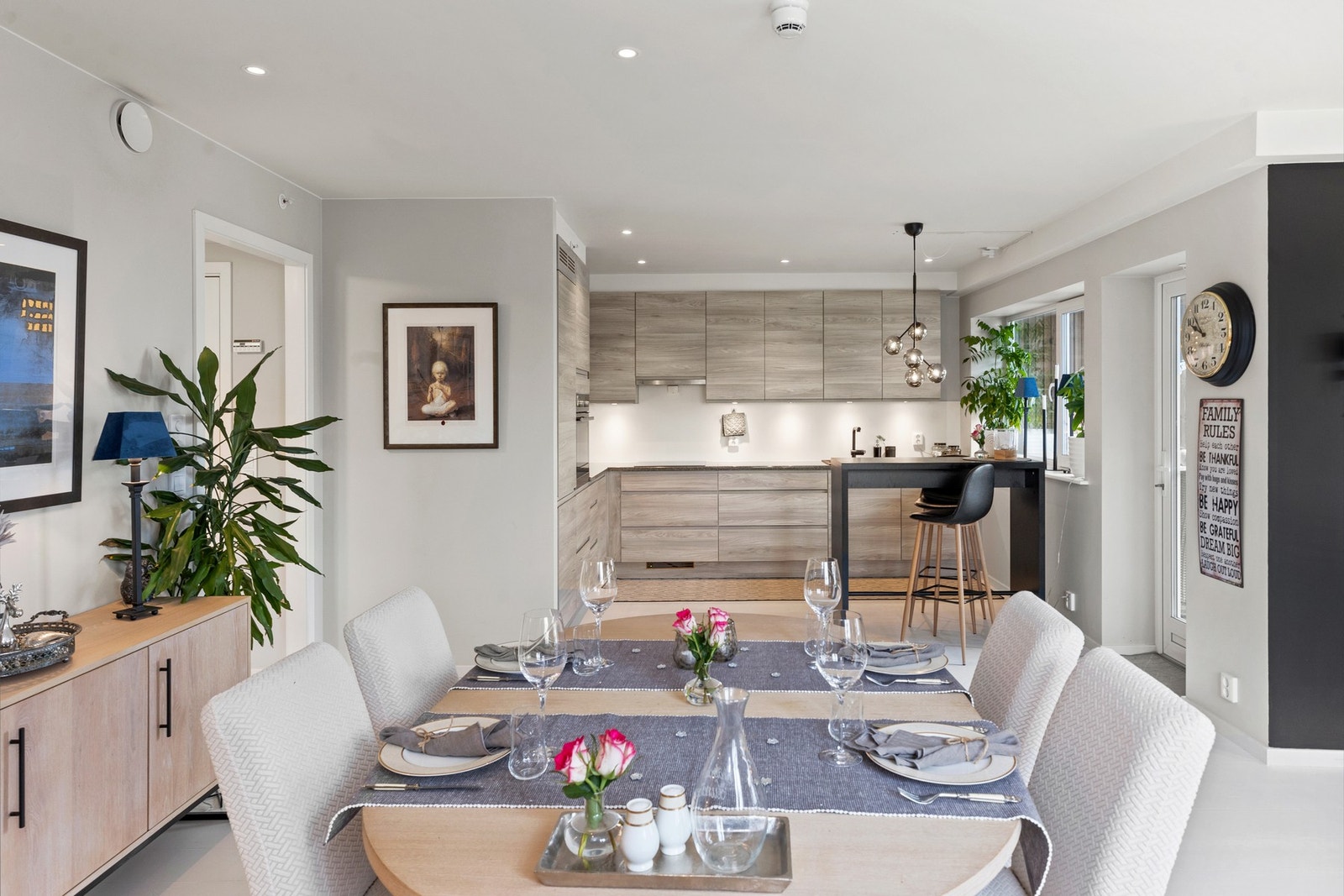 Spisestuen er praktisk plassert utenfor kjøkkenet. Galleribilde