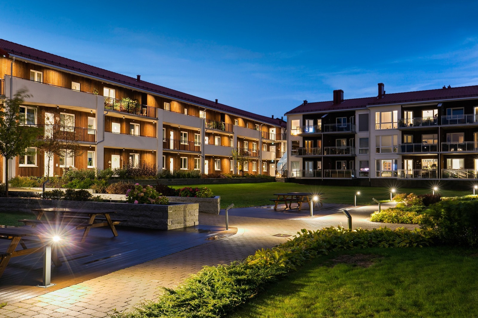 Tomten er opparbeidet med plen og noe beplantning. Galleribilde