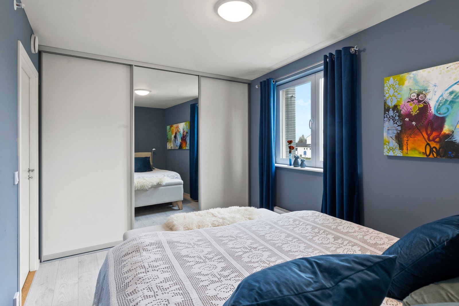 Hovedsoverommet er romslig med plass til dobbeltseng, nattbord og øvrig møblement. Galleribilde