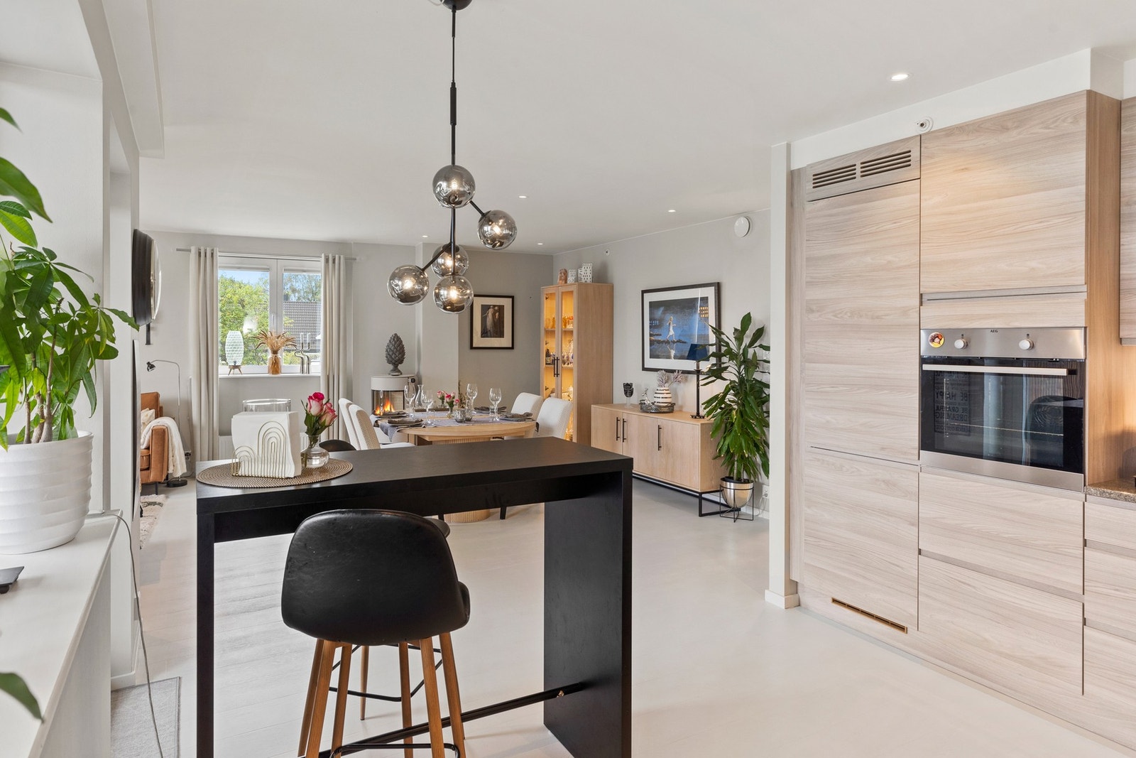 Det stilrene og funksjonelle kjøkkenet er utformet med åpen planløsning og har direkte forbindelse til spisestuen. Galleribilde