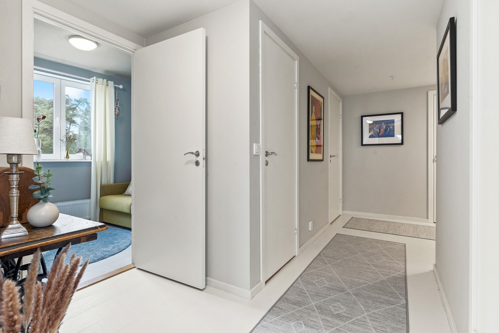 Leiligheten har tre soverom, alle malt i delikate farger. Galleribilde