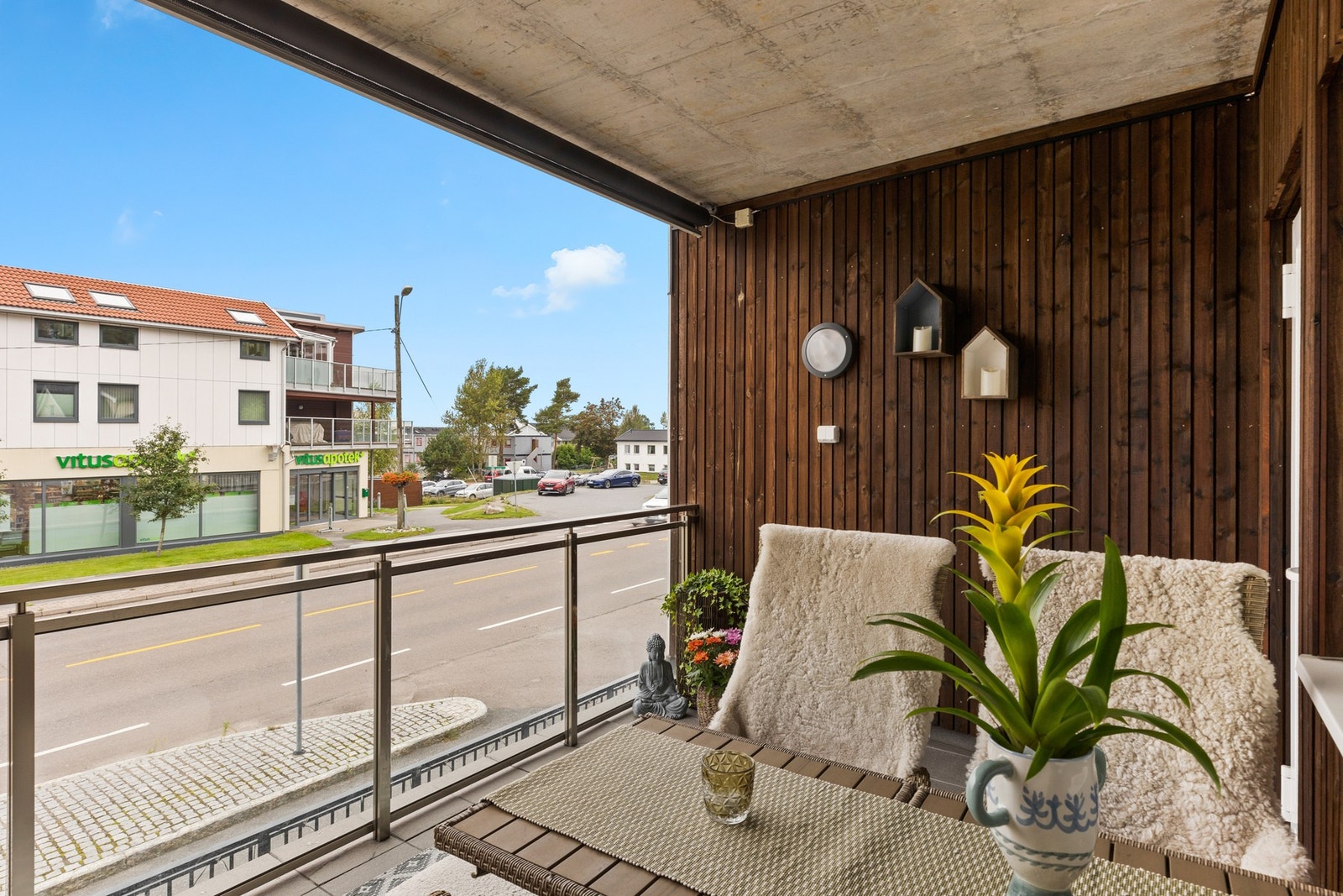 Her får du fleksibilitet med to ulike uteområder som kan brukes gjennom dagen og fungerer som et ekstra oppholdsrom. Galleribilde