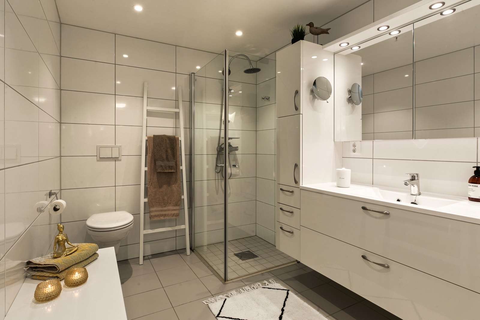 Leiligheten har et delikat bad innredet i tidsriktige farger. Galleribilde