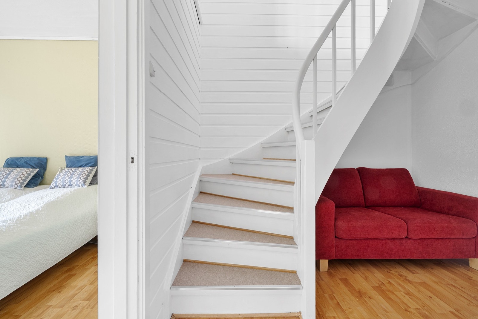 Underetasjen består av vindfang, gang m/trapp, bad, vaskekjeller, 3 soverom og bod Galleribilde