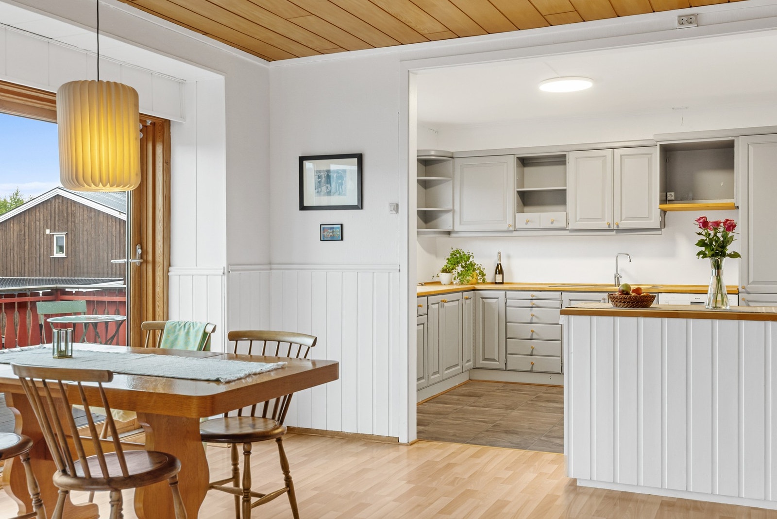 Spisesonen ligger i en fin og naturlig flyt mellom stue og kjøkken Galleribilde