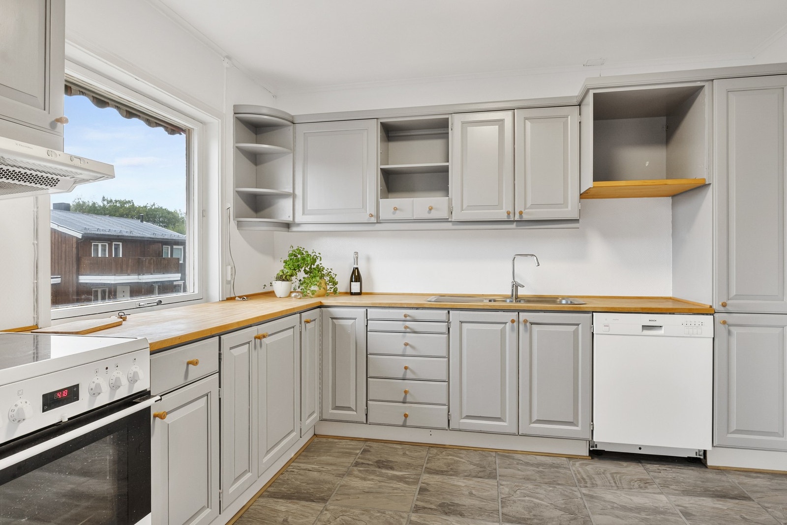 Funksjonelt innredet med rikelig skap- og benkeplass Galleribilde