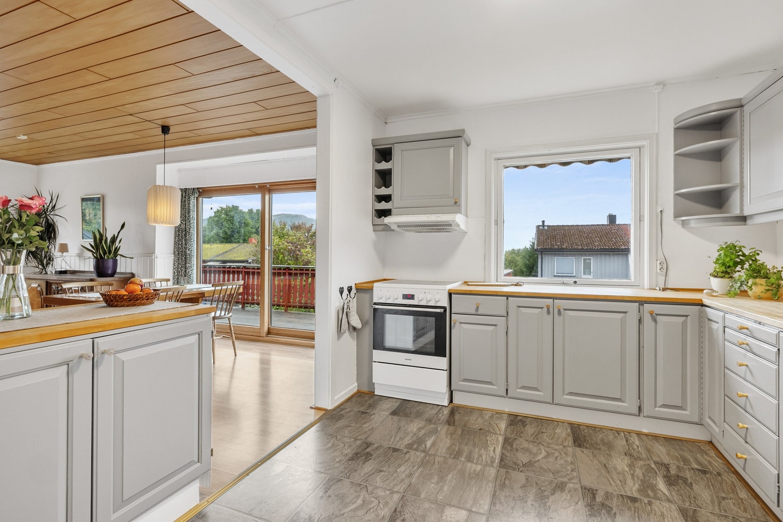 Kjøkken med god plass og et spennende potensiale for eventuell modernisering Galleribilde