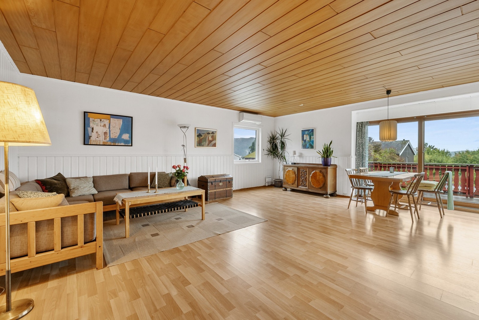 Romslig stue med fine muligheter for møblering etter eget ønske Galleribilde