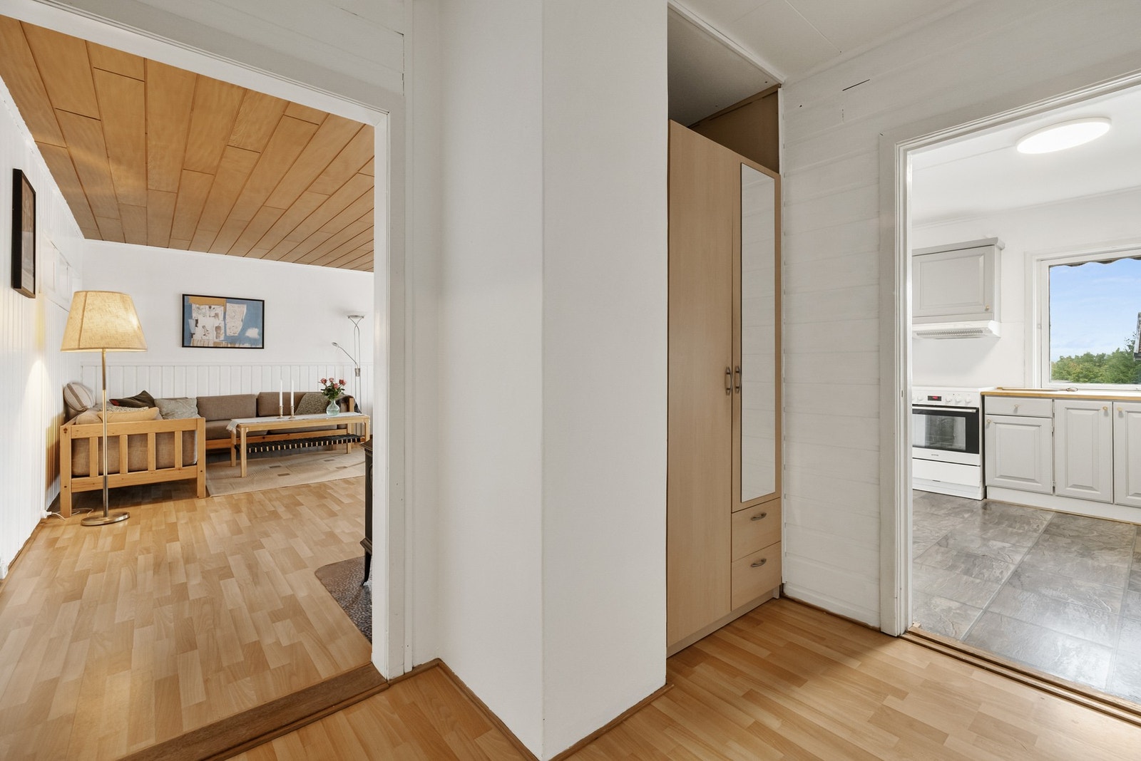 Stue og kjøkken sett fra vindfang/entrè Galleribilde