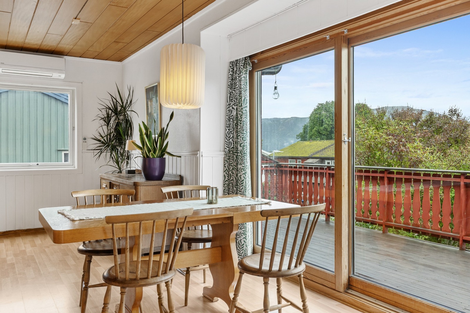 Fra spisesonen er det direkte utgang til hyggelig veranda Galleribilde