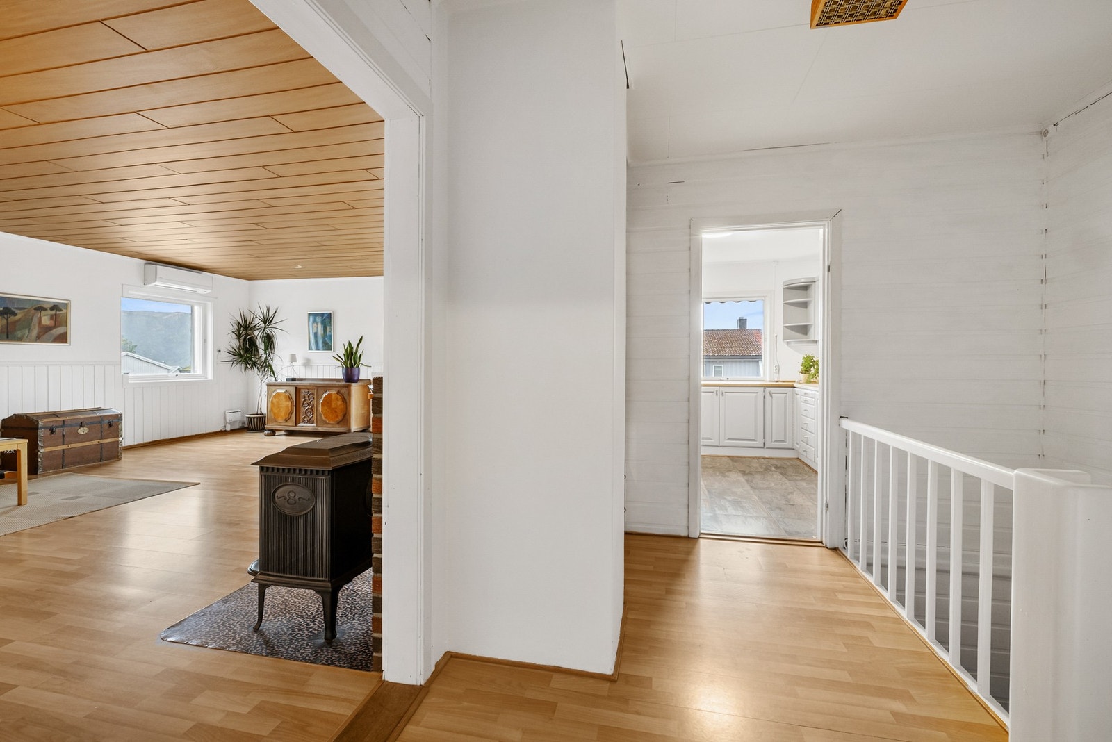 Hovedplanet består av stue, kjøkken, gang og tilbygd soverom mot nord Galleribilde