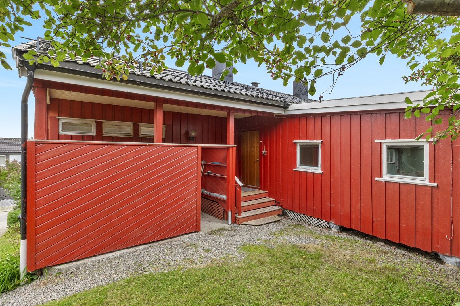 Boligen ble oppført i 1964, og ble siden noe tilbygd mot nord i 1975 Galleribilde