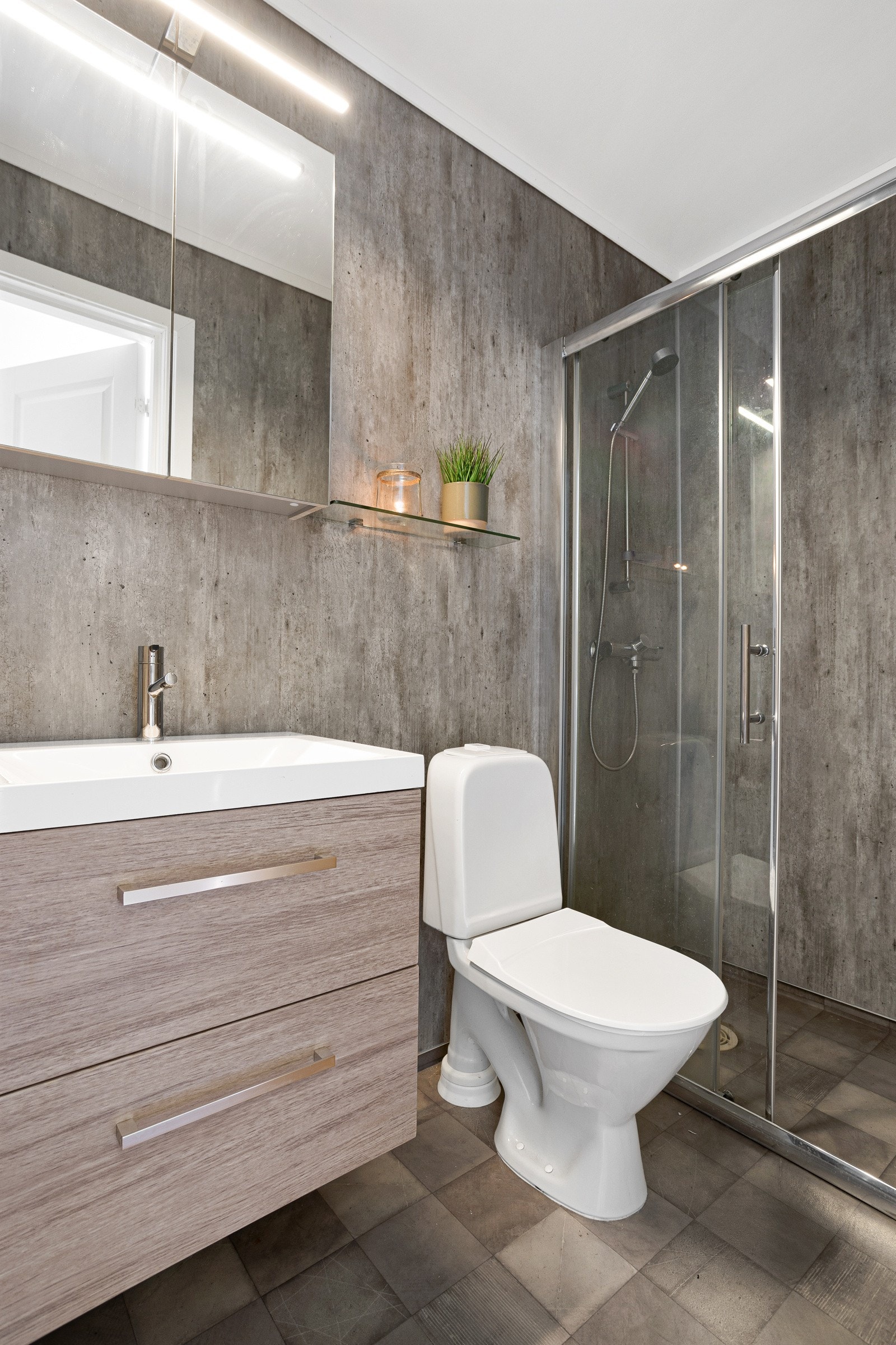 Belegg på gulv og nye våtromsplater fra 2024 på vegg. Galleribilde