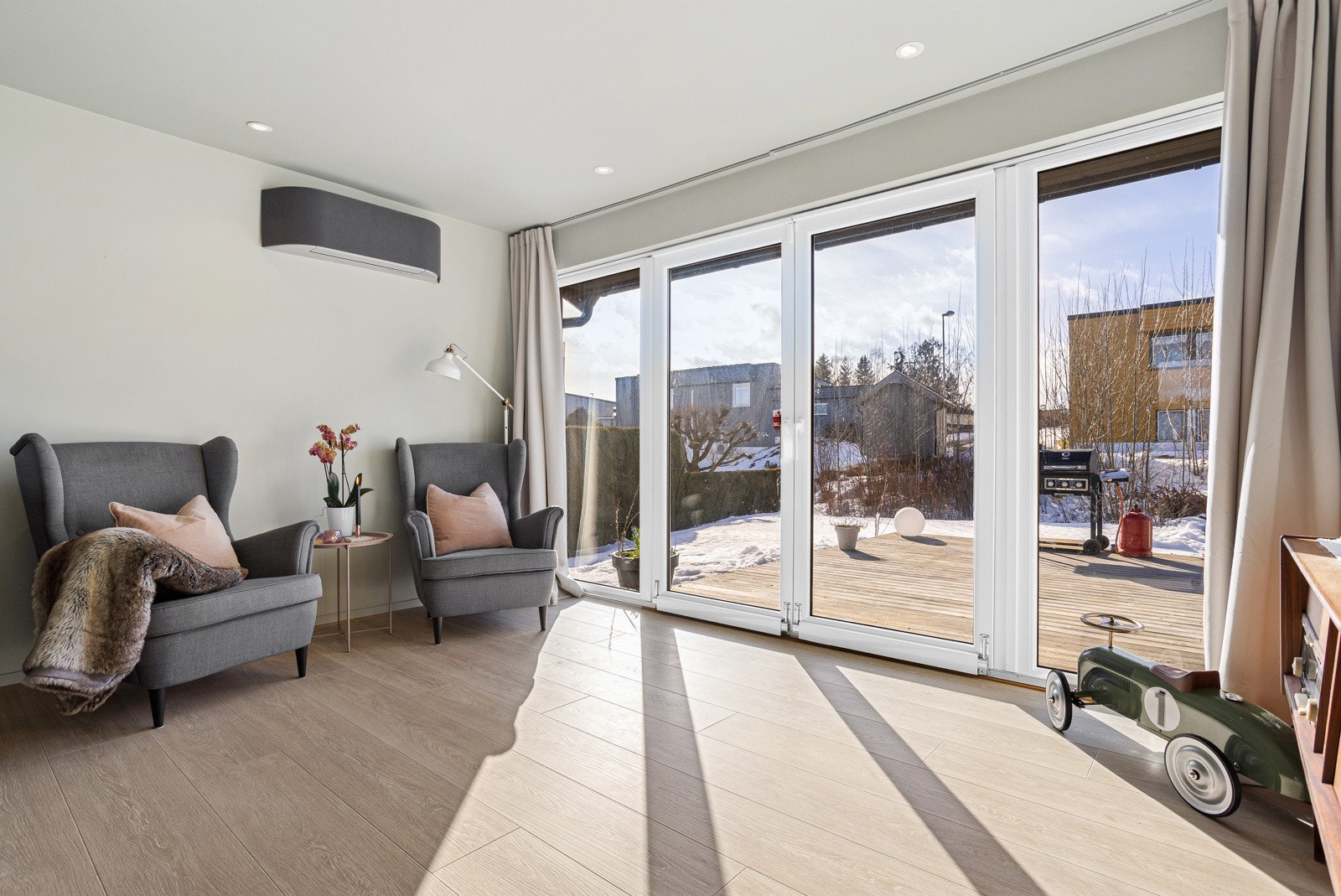 Skyvedører ut til en meget stor og romslig terrasse Galleribilde