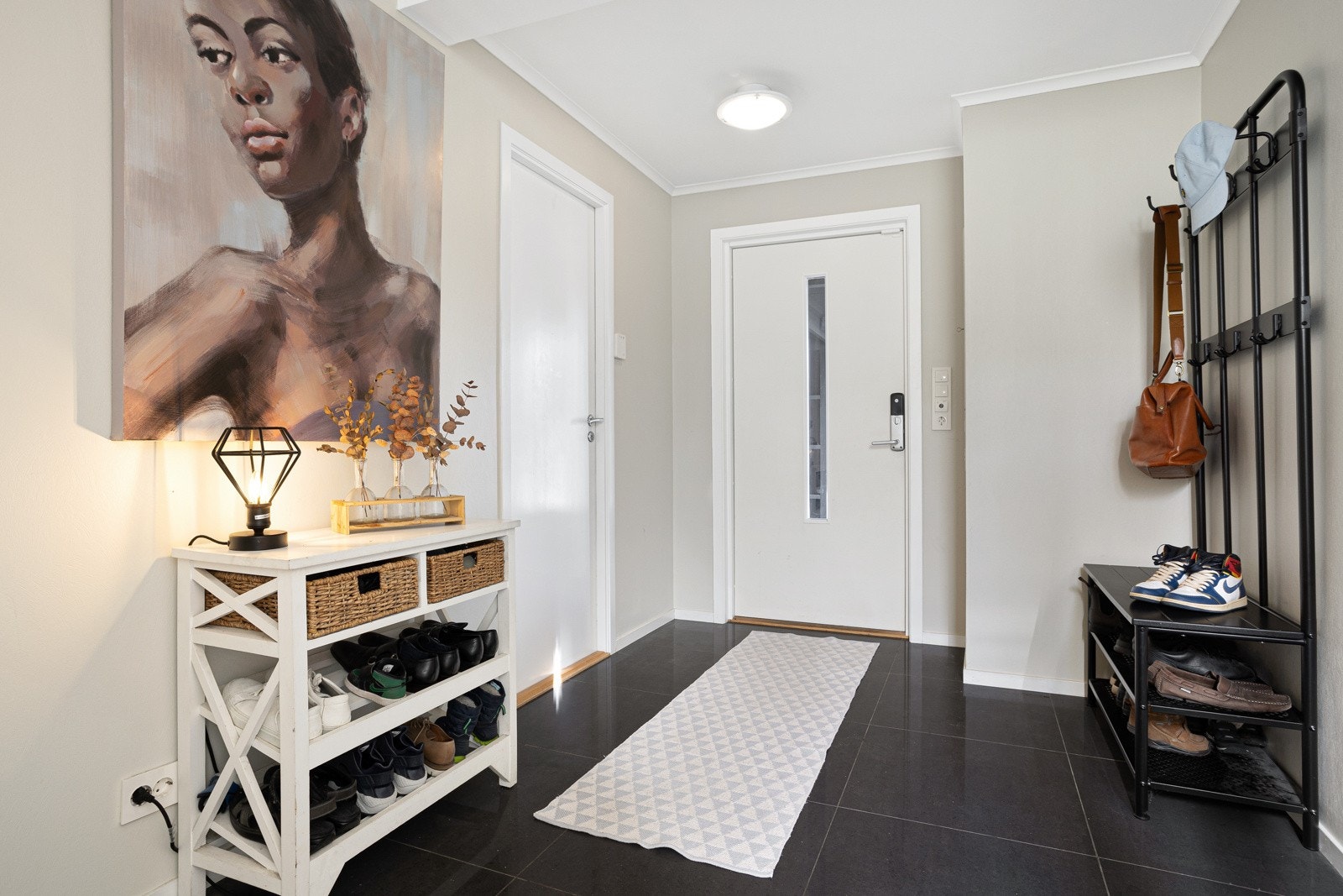 Flislagt gulv i entrè Galleribilde