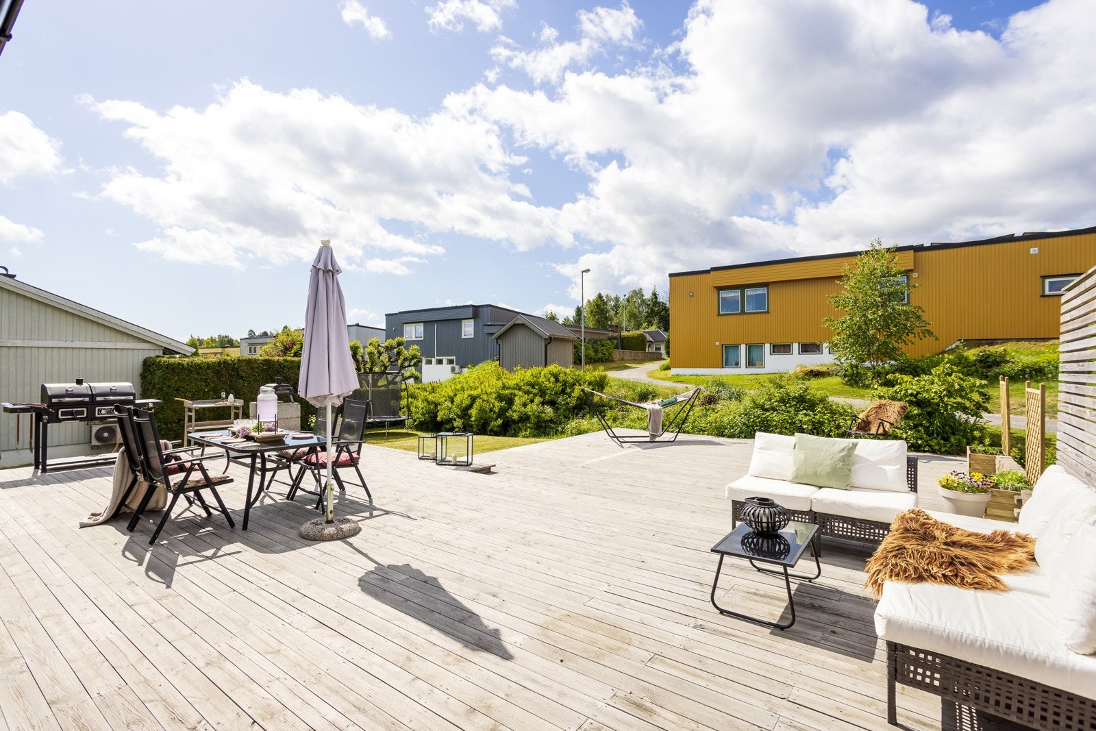 Stor og romslig terrasse med gode solforhold. Galleribilde