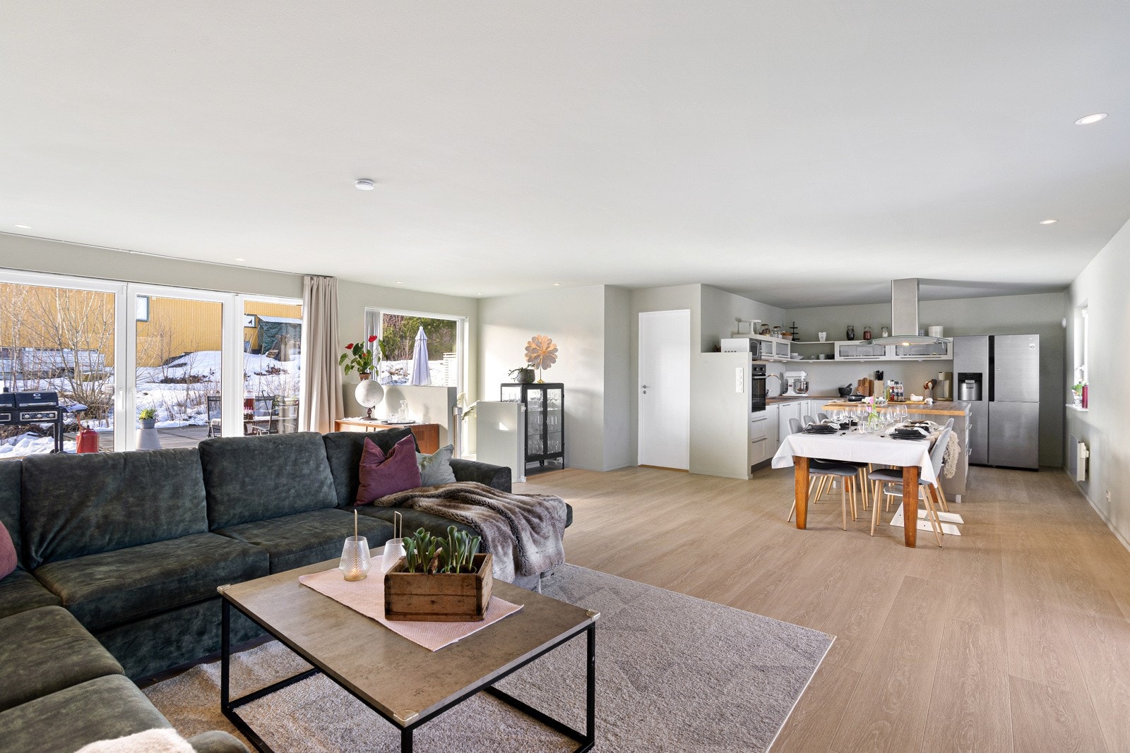 Lyst og lekkert allrom med stue og kjøkken i åpen løsning. Galleribilde