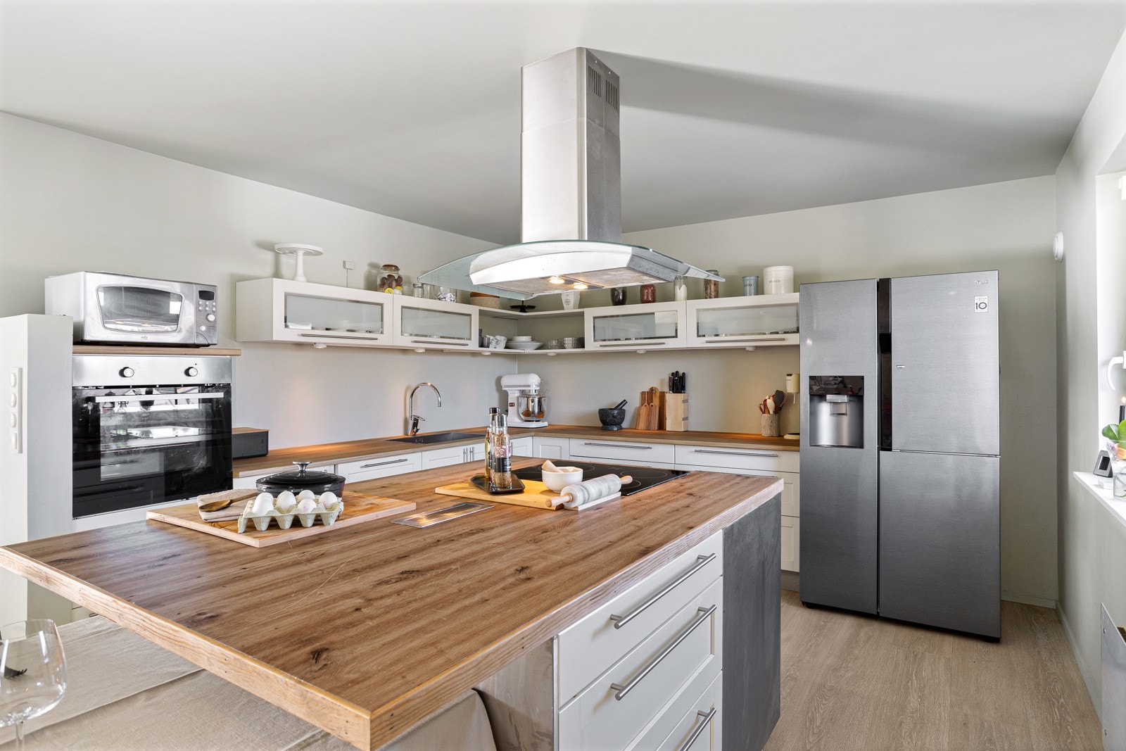 Kjøkkenøyen gir ytterligere skap-og benkeplass Galleribilde